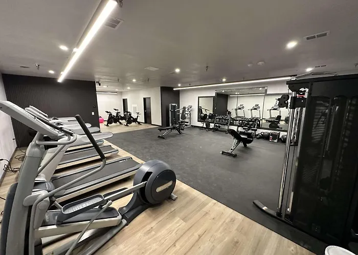Aparthotel Peaceful Midtown With Gym And Parking 3*